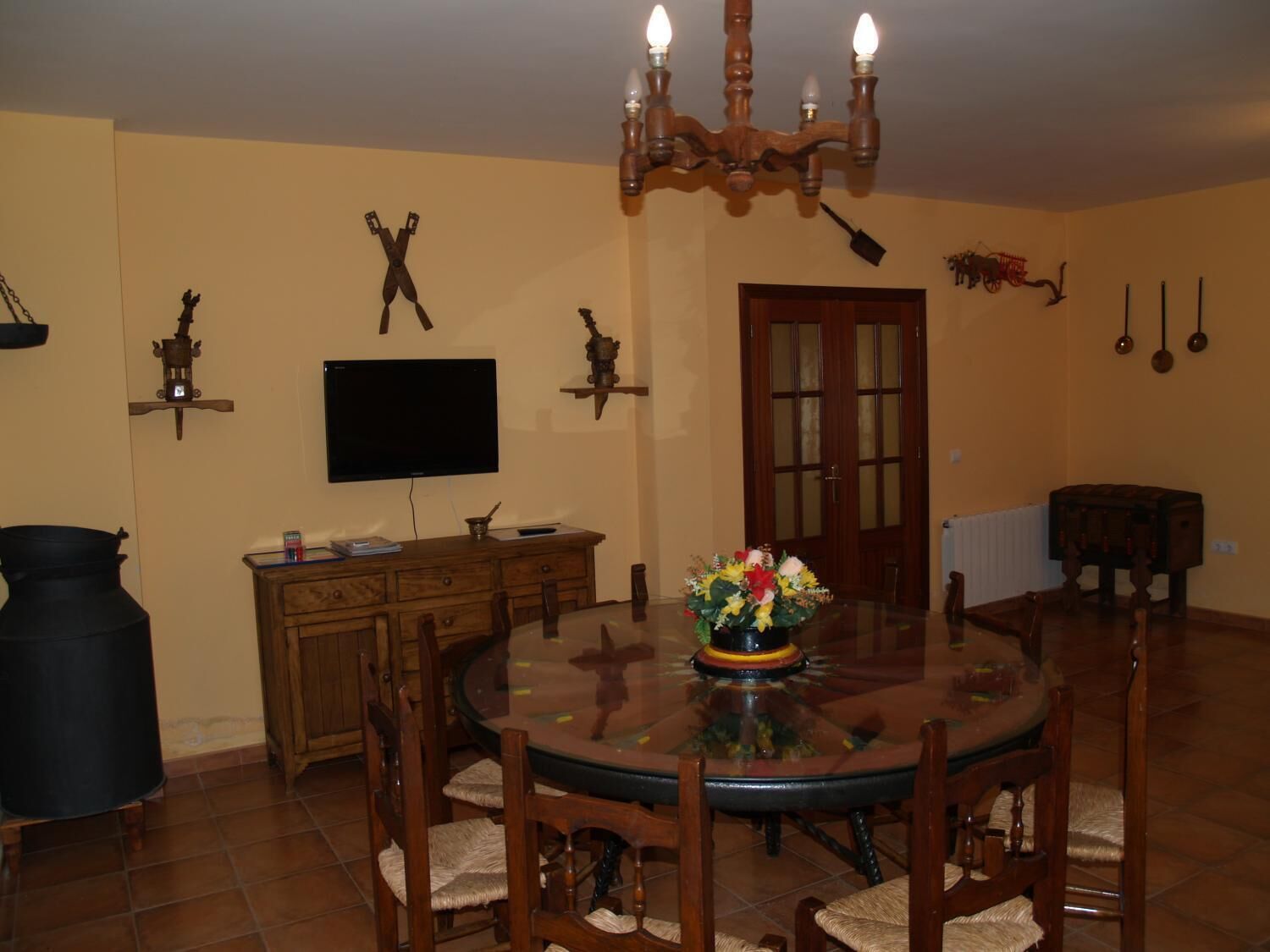 Frigorífico grande, microondas, horno y placa de cocina