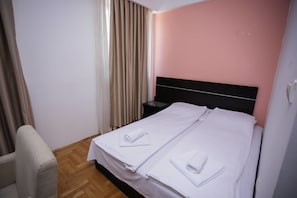 Premium bedding, memory-foam beds, minibar, blackout curtains - Hotel Yu (East Sarajevo)