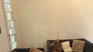 Appartement | Woonkamer | Een flatscreentelevisie