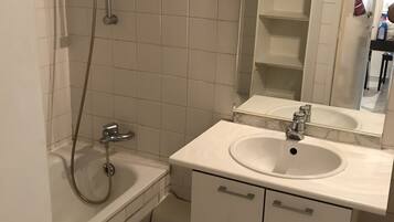 Appartement | Badkamer | Een bad/douchecombinatie, gratis toiletartikelen, een haardroger