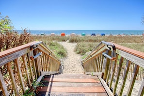 Una spiaggia nelle vicinanze