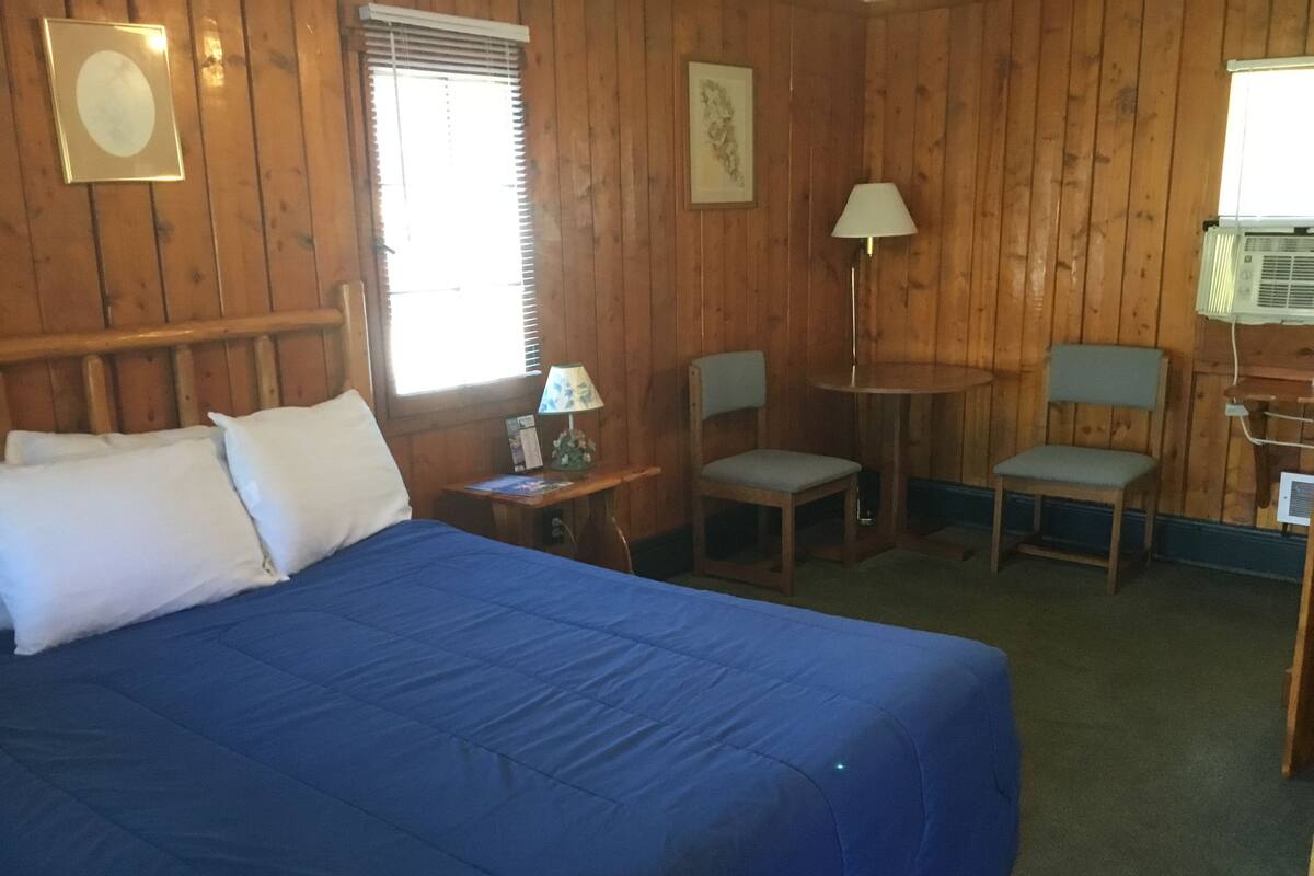 Quarto solteiro básico, 1 cama Queen | Roupas de cama premium, escrivaninha, Wi-Fi de cortesia, roupa de cama