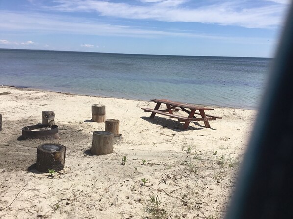 Privat strand i nærheten og hvit sand