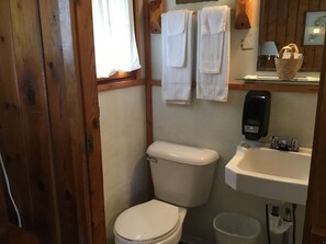 Quarto solteiro básico, 1 cama Queen | Banheiro | Chuveiro, toalhas de banho, papel higiênico 