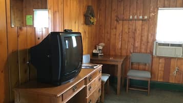 Chambre Simple, 1 grand lit | Coin séjour | Télévision de 27 pouces avec chaßnes thématiques