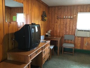 Basic Single Room, 1 Katil Ratu (Queen) | Ruang tamu | 27 inci televisyen dengan saluran TV premium 