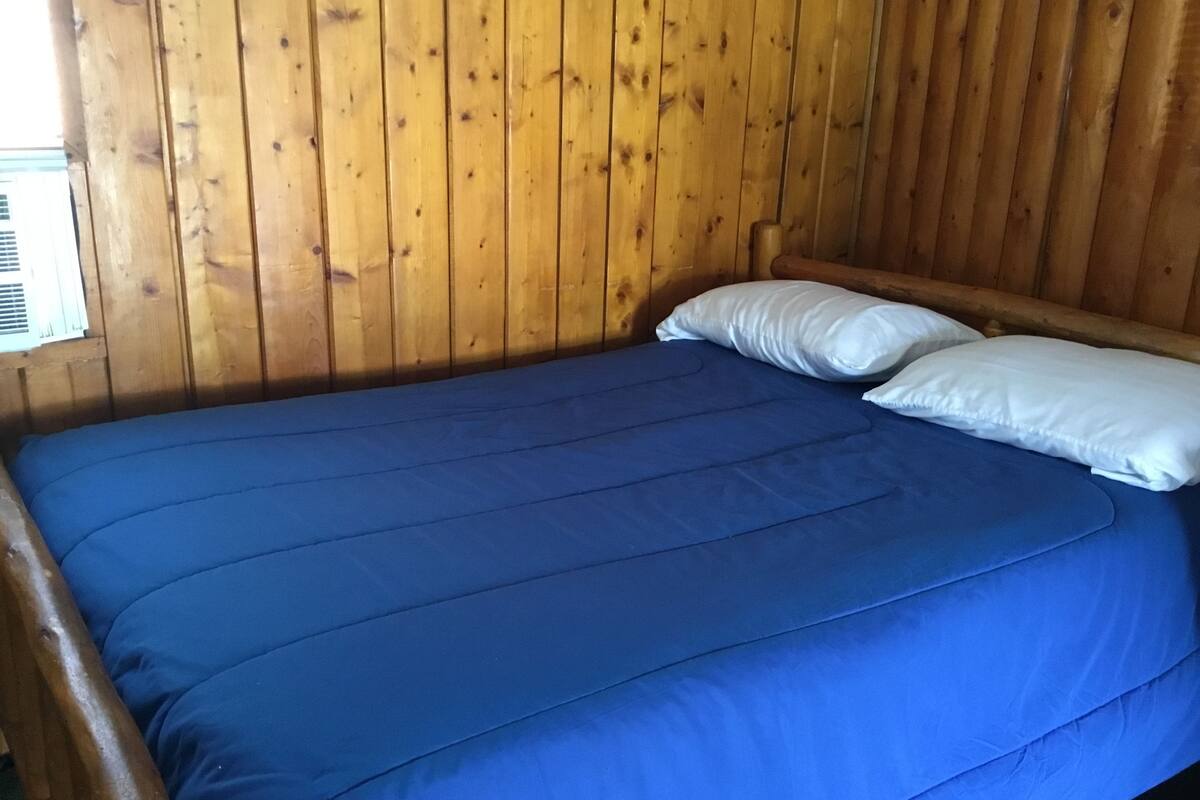 Quarto solteiro standard, 2 camas de casal | Roupas de cama premium, escrivaninha, Wi-Fi de cortesia, roupa de cama