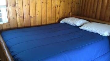 Quarto solteiro standard, 2 camas de casal | Roupas de cama premium, escrivaninha, Wi-Fi de cortesia, roupa de cama