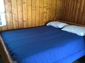 Quarto solteiro standard, 2 camas de casal | Roupas de cama premium, escrivaninha, Wi-Fi de cortesia, roupa de cama