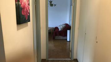 Appartement | Woonruimte | Een 35-inch flatscreentelevisie met kabelzenders en smart-tv