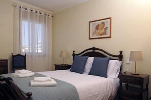 3 bedrooms, iron/ironing board, WiFi, bed sheets - Beach house, Labruge, Porto (Labruge)