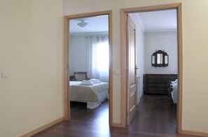 3 chambres, fer et planche à repasser, Wi-Fi, draps fournis