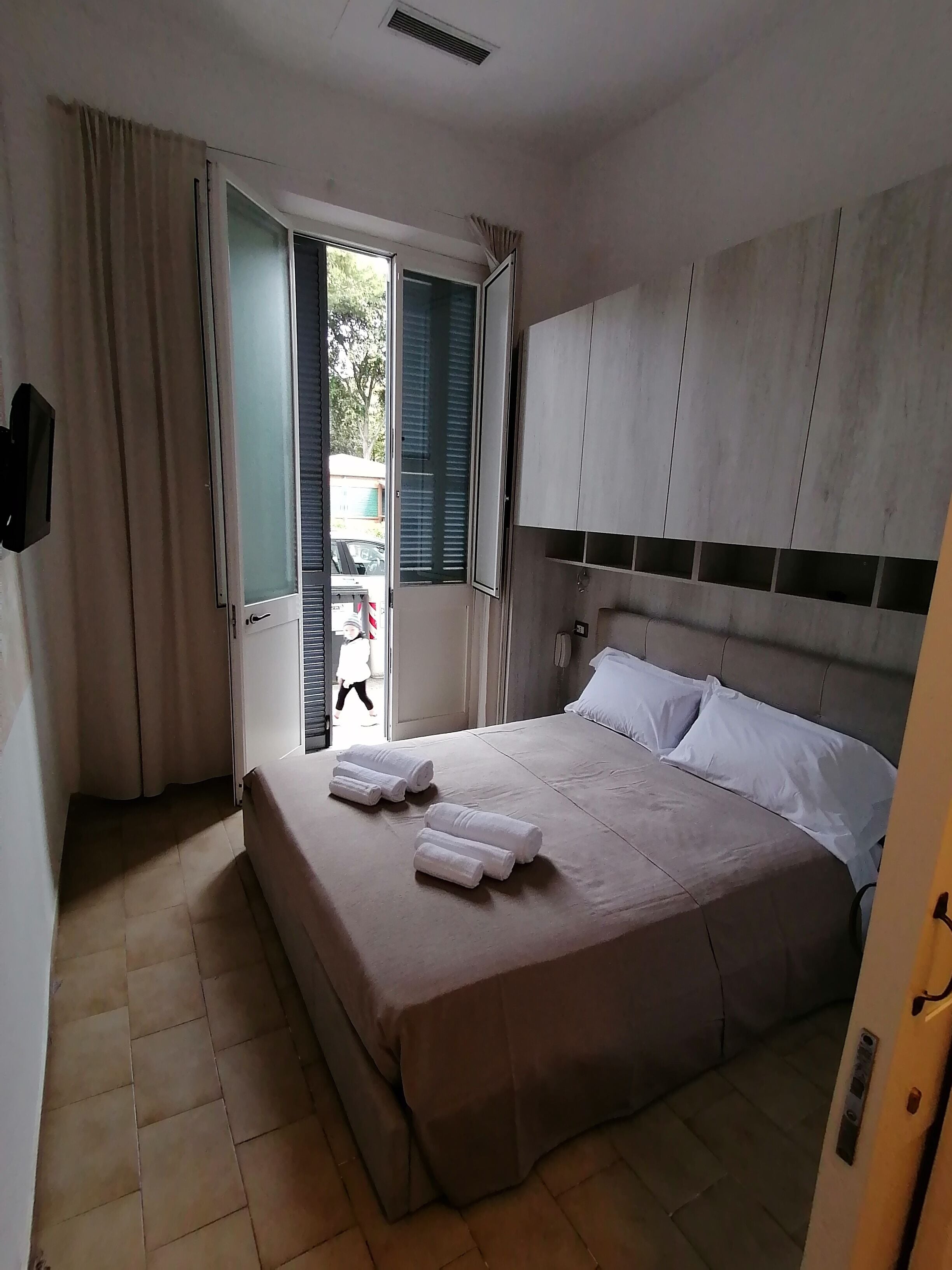 design room | desk, free wifi, bed sheets