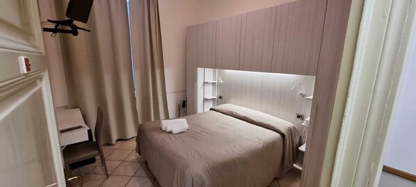 A hotel room with a bed, a desk, and a chair. - Hotel Cilene (Viareggio)