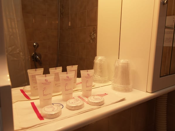 A bathroom counter with toiletries including shampoo, conditioner, and toothbrushes. - Hotel Cilene (Viareggio)