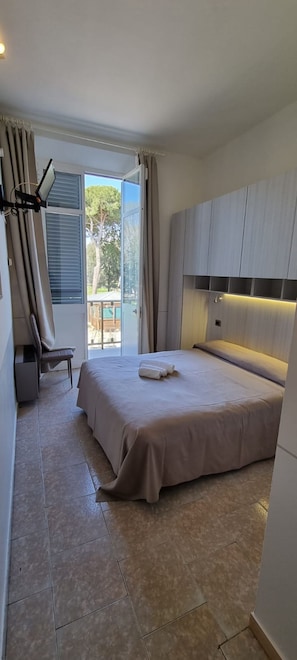 Habitación doble, balcón, vista al parque | Escritorio, wifi gratis y ropa de cama