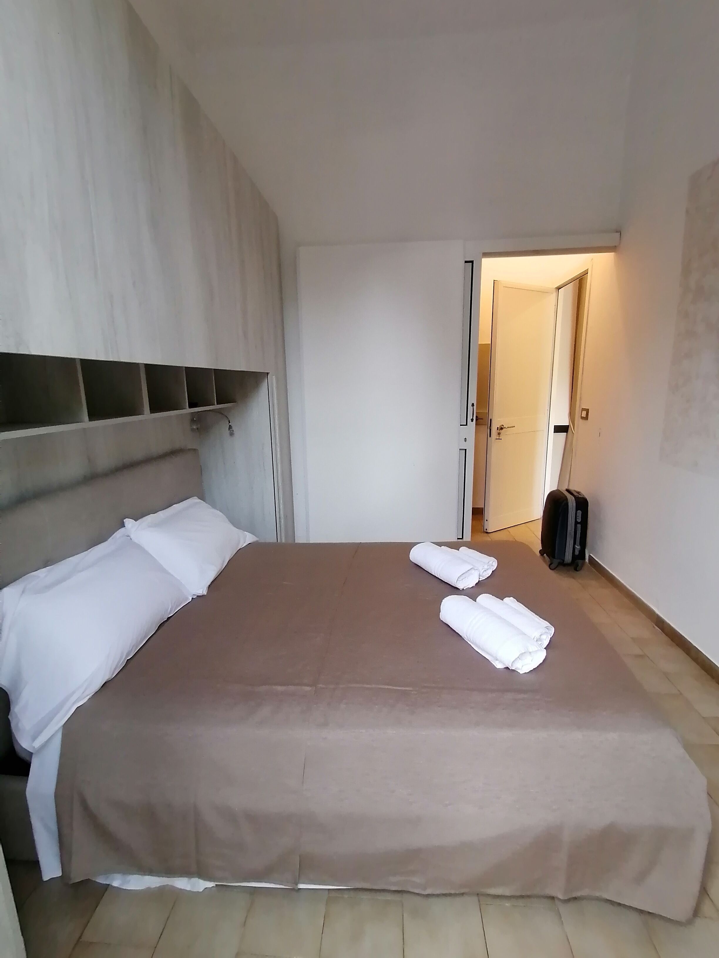 design room | desk, free wifi, bed sheets