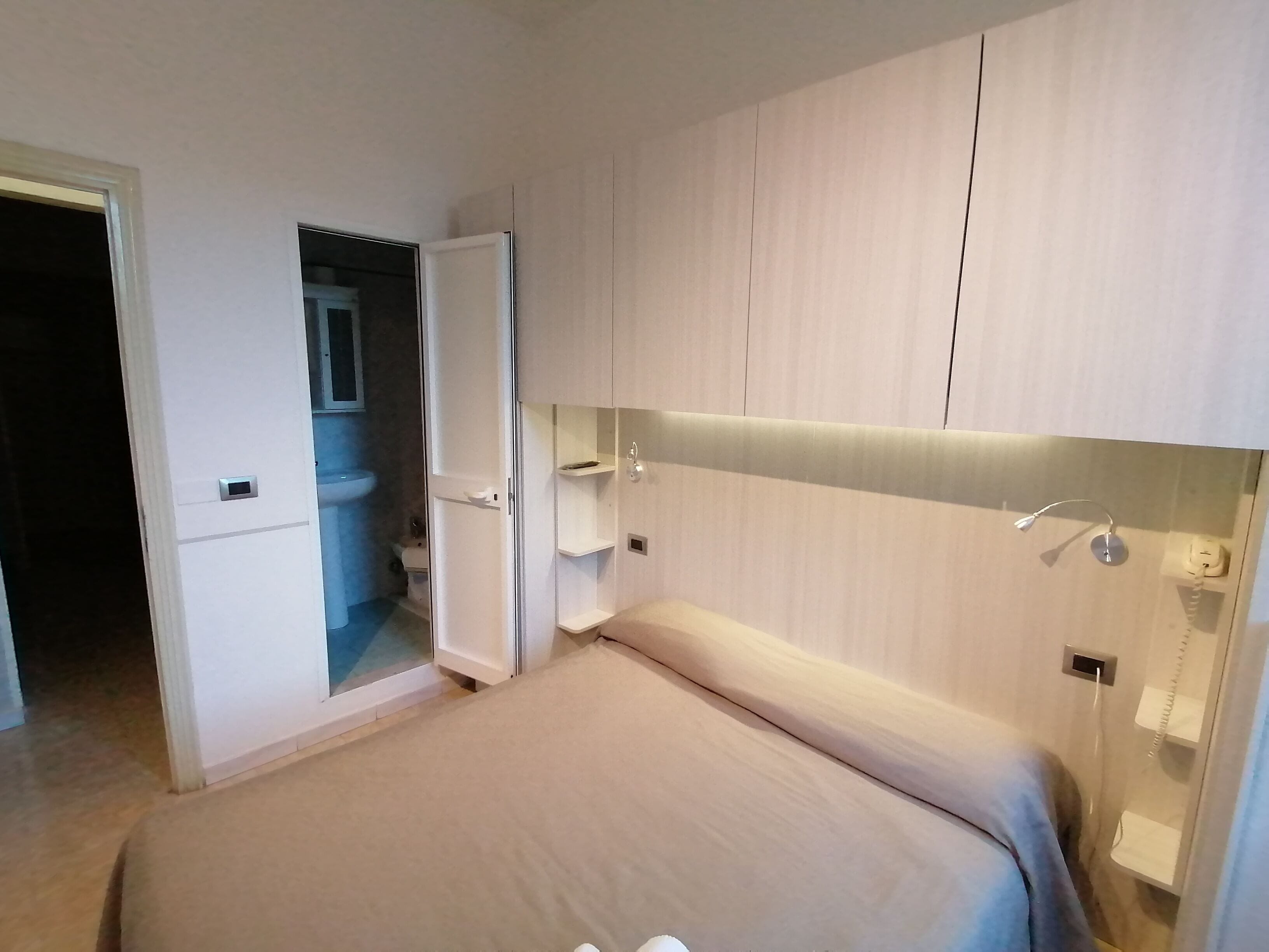 standard double room | desk, free wifi, bed sheets
