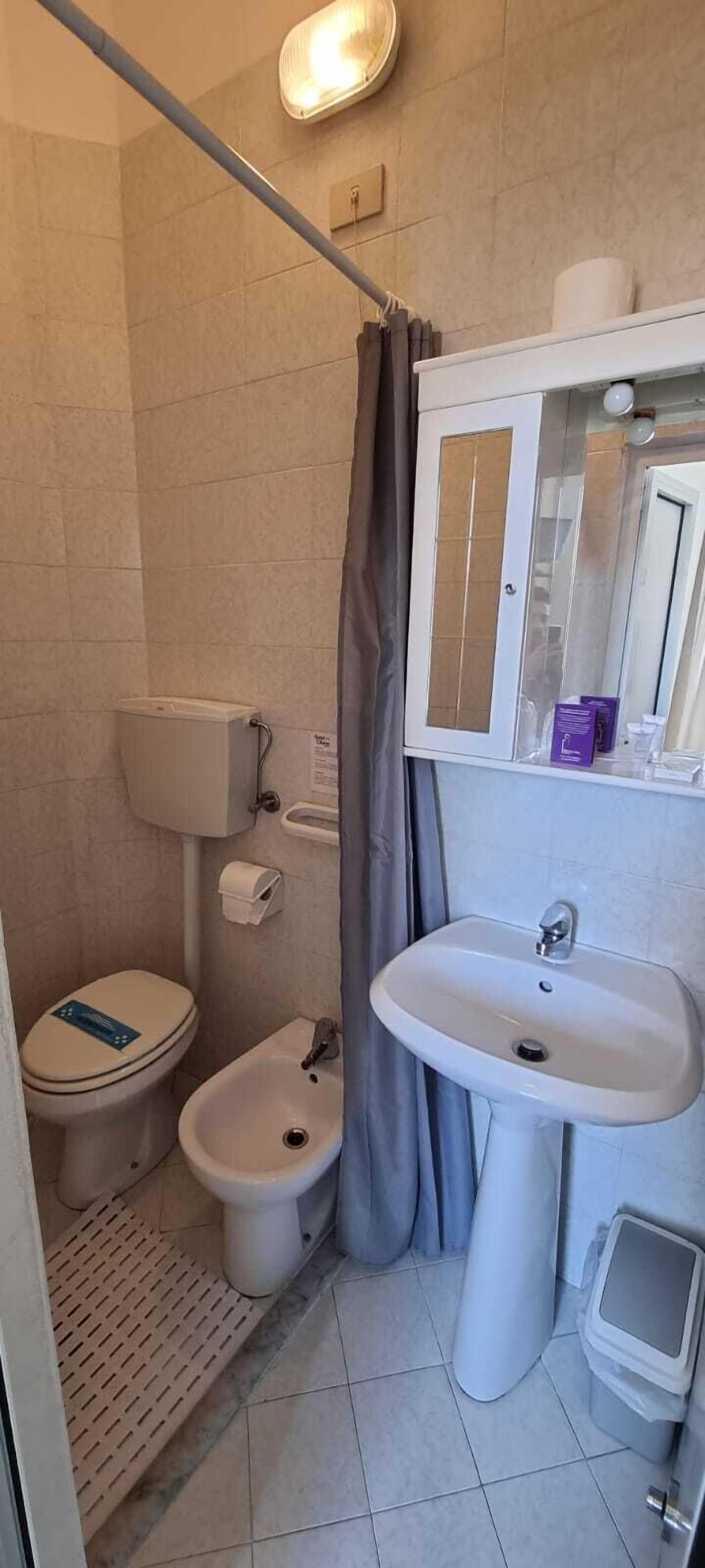 standard double or twin room | bathroom | shower, rainfall showerhead, free toiletries, hair dryer