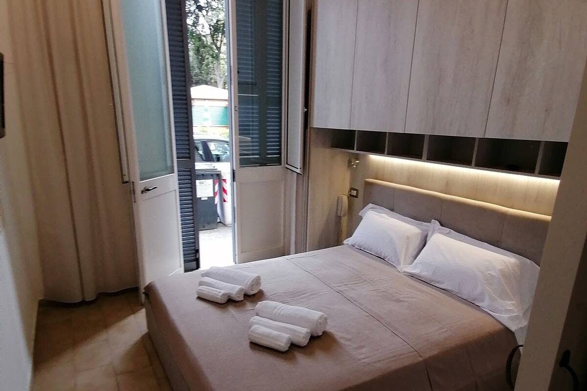 design room | desk, free wifi, bed sheets