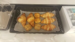 A basket of assorted pastries on a tray. - Hotel Cilene (Viareggio)