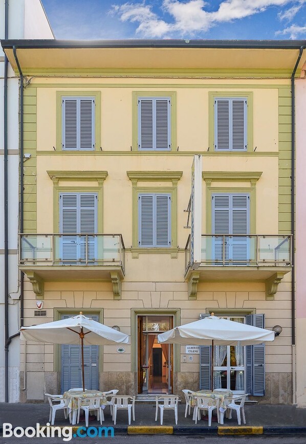 Vista frontal de la propiedad