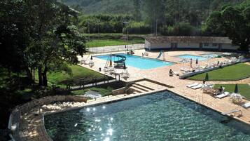 Piscina interna, 5 piscinas externas, guarda-sóis, espreguiçadeiras