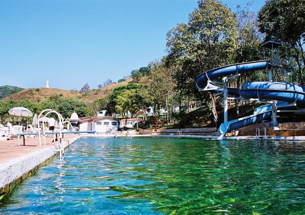 Una piscina cubierta, 5 piscinas al aire libre, sombrillas, tumbonas