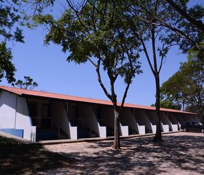A building with a red roof and white walls, featuring a series of steps leading up to the entrance. - Hotel Termópolis (Sao Sebastiao do Paraiso)