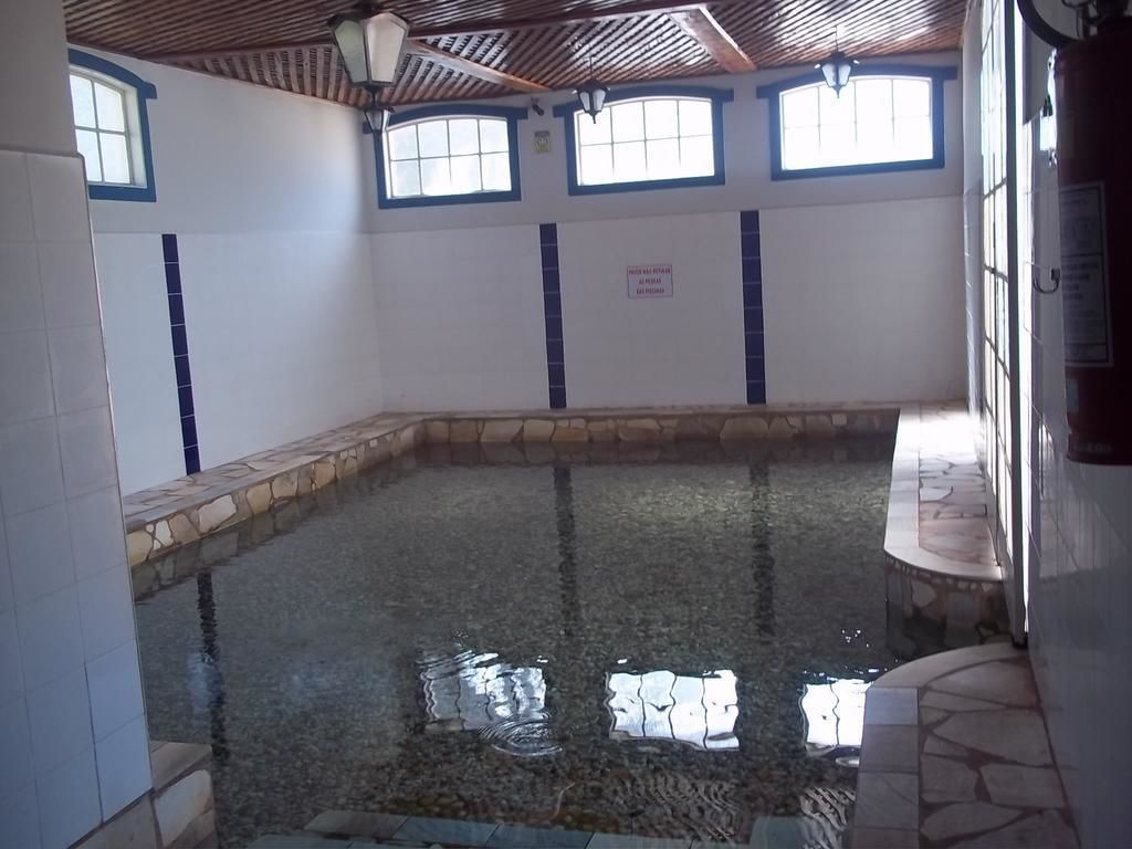 Piscina interna, 5 piscinas externas, guarda-sóis, espreguiçadeiras