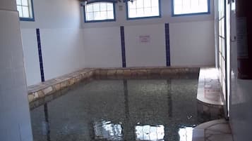 Piscina interna, 5 piscinas externas, guarda-sóis, espreguiçadeiras