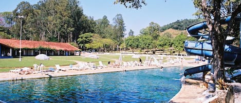 Una piscina techada, 5 piscinas al aire libre, sombrillas