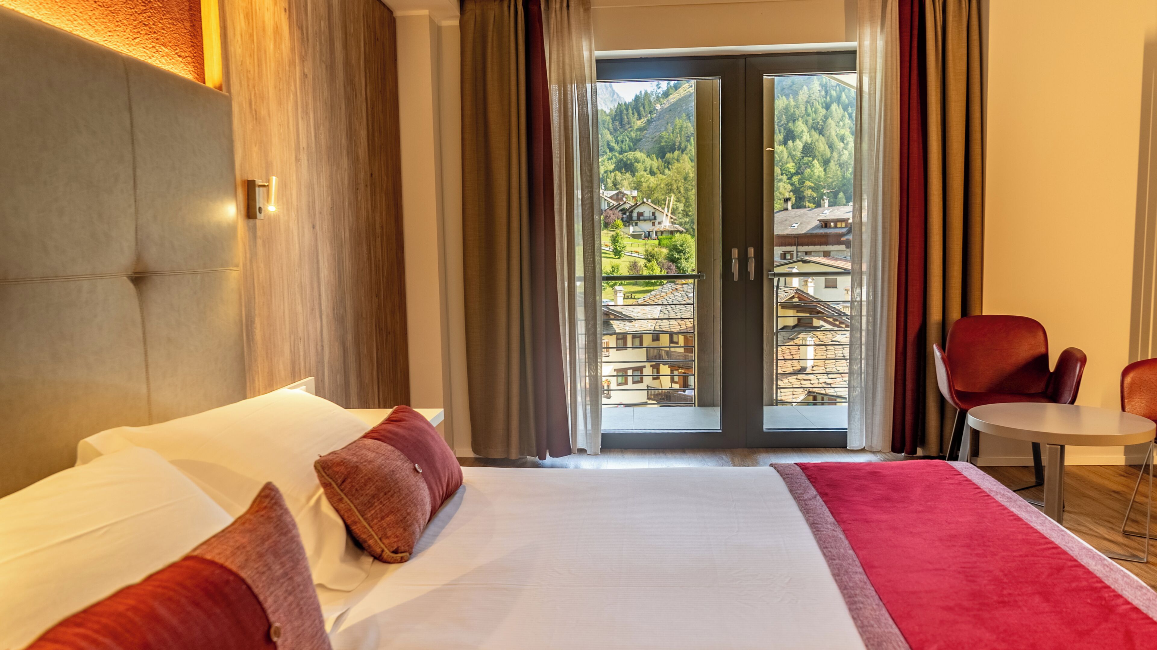 Junior Double Room | Minibar, desk, cribs (surcharge), WiFi (free)