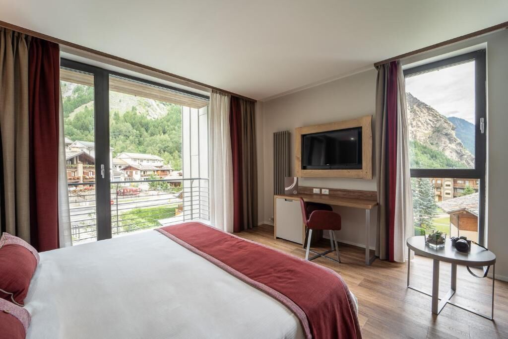 Minibar, desk, cribs/infant beds, free WiFi