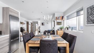 Comfort-Haus, Mehrere Betten, Nichtraucher, Bergblick | Essbereich im Zimmer