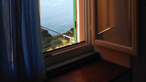 Una habitación con ventana que da a la costa.