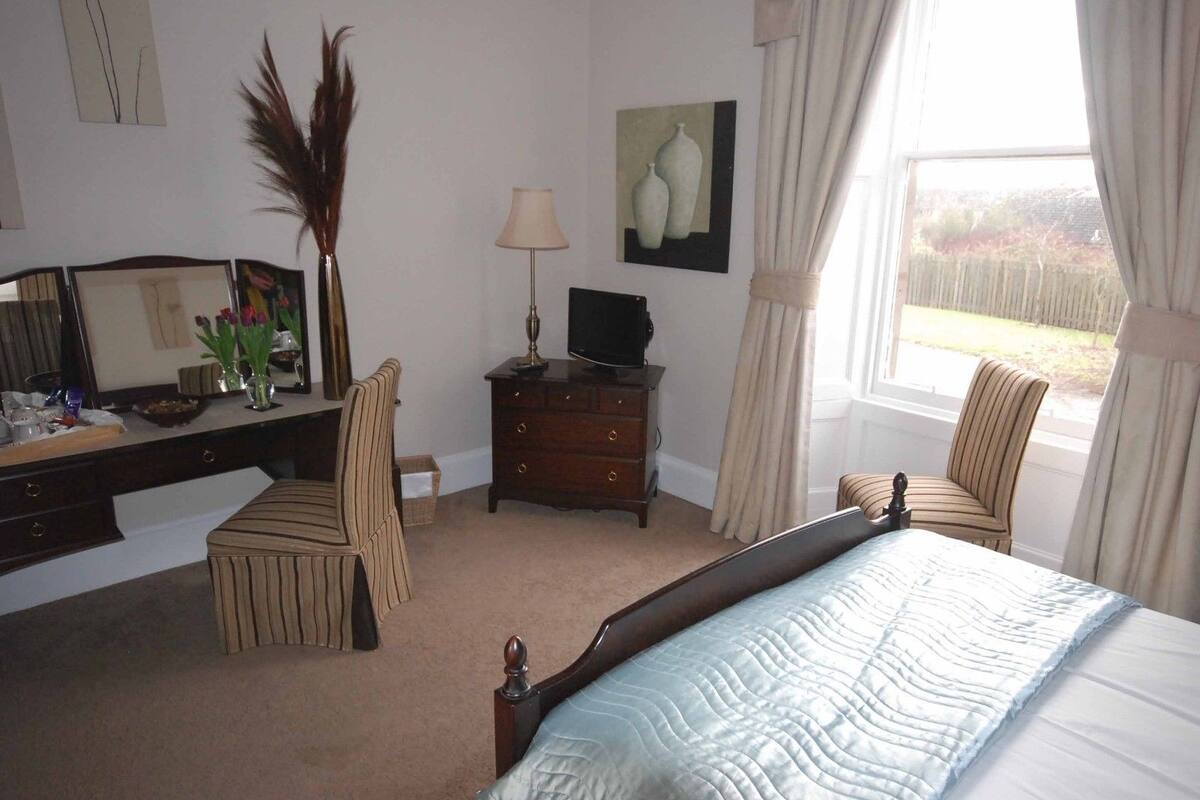 Double Room, 1 Double Bed | Iron/ironing board, WiFi (free), bed sheets
