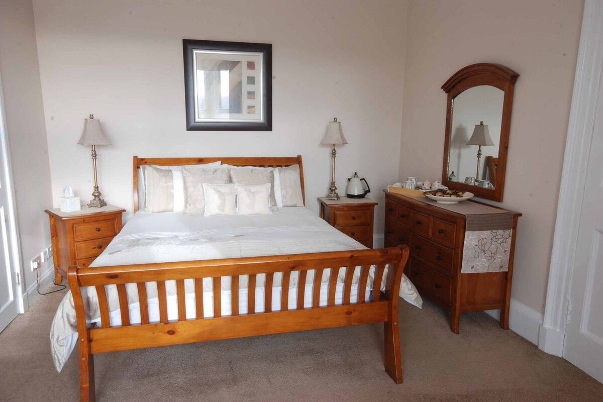 Family Room, Multiple Beds | Iron/ironing board, WiFi (free), bed sheets