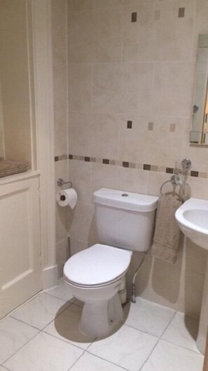 Pancuran mandi, tuala disediakan 