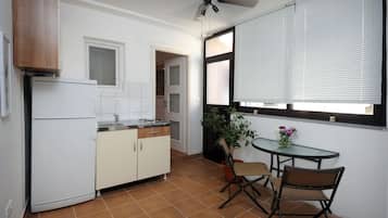 City Apartment, Courtyard View | In-room dining