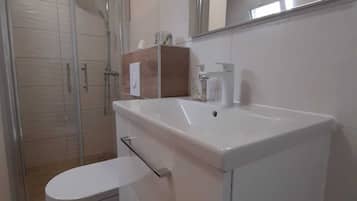City Apartment, Courtyard View | Bathroom | Shower, free toiletries, hair dryer, bathrobes