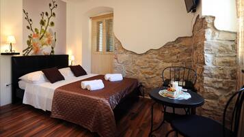 Standard Room | Minibar, in-room safe, desk, soundproofing