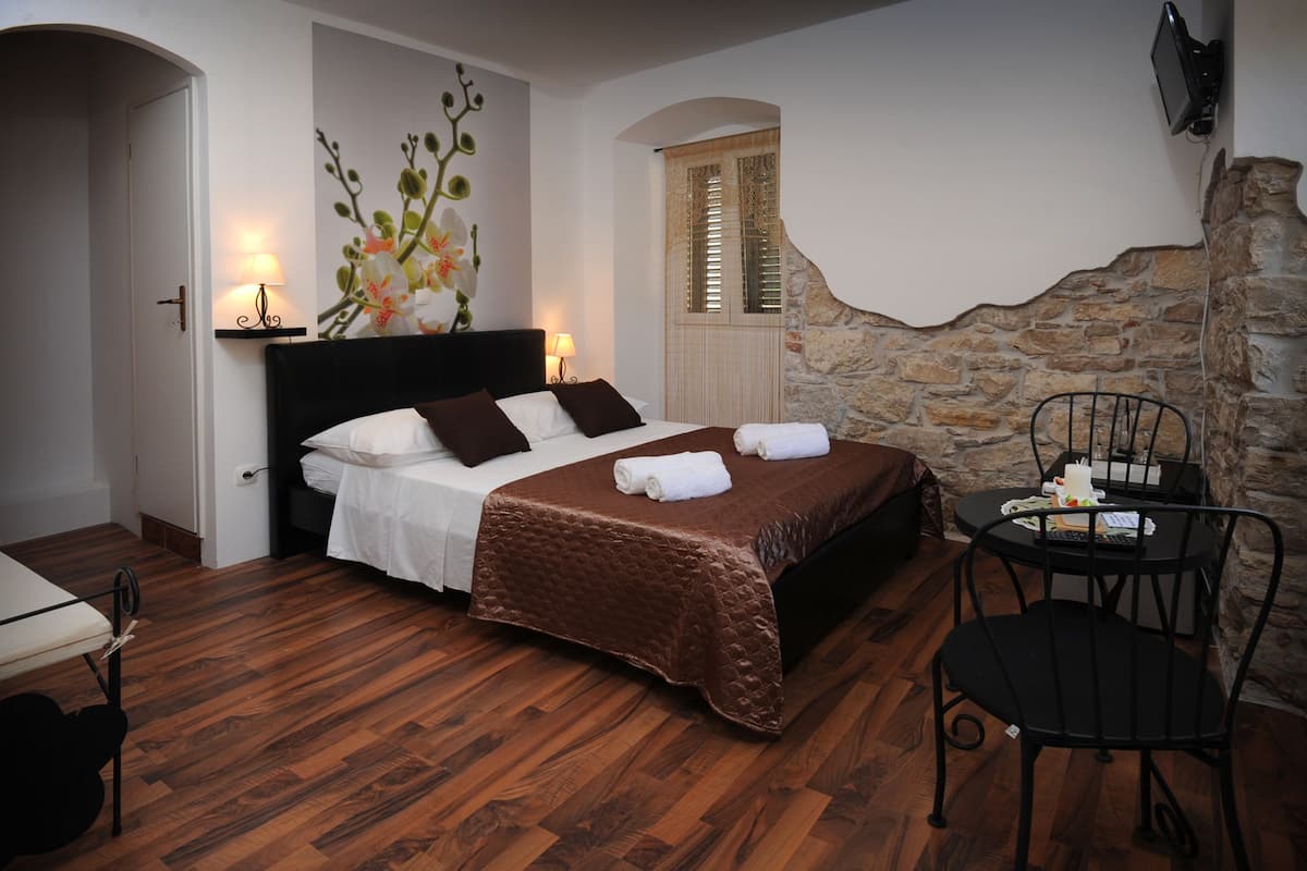 Standard Room | Minibar, in-room safe, desk, soundproofing