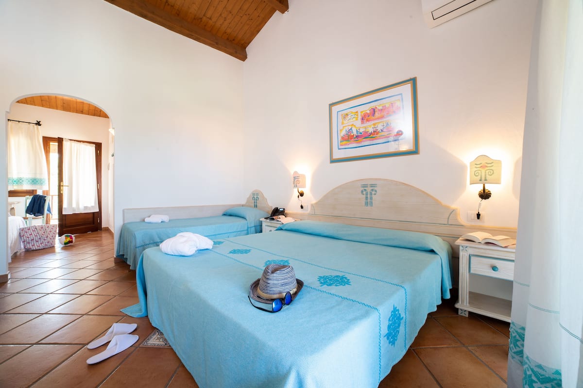 1 habitación, minibar, escritorio y ropa de cama