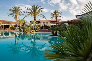 Outdoor pool, pool umbrellas, sun loungers - TH San Teodoro - Liscia Eldi Village (San Teodoro)