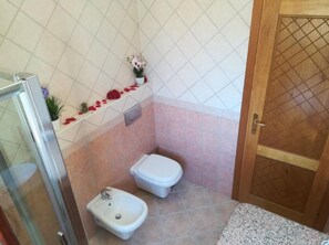 Bidet, towels