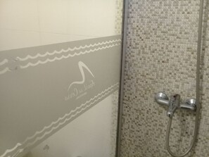 Shower, rainfall showerhead, free toiletries, hair dryer