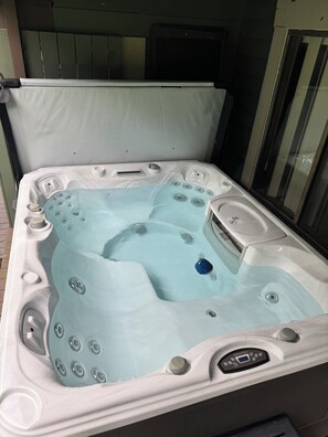 Property grounds - Charming Hidden Valley Retreat with New Hot Tub Spa, Wood Stove, Sauna & Jacuzzi (Somerset)