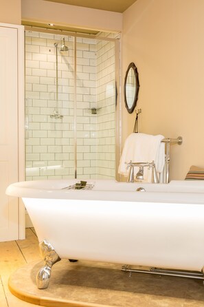 Chambre Double Supérieure, 1 lit double (Really Good) | Salle de bain | Articles de toilette gratuits, sèche-cheveux, serviettes fournies, savon