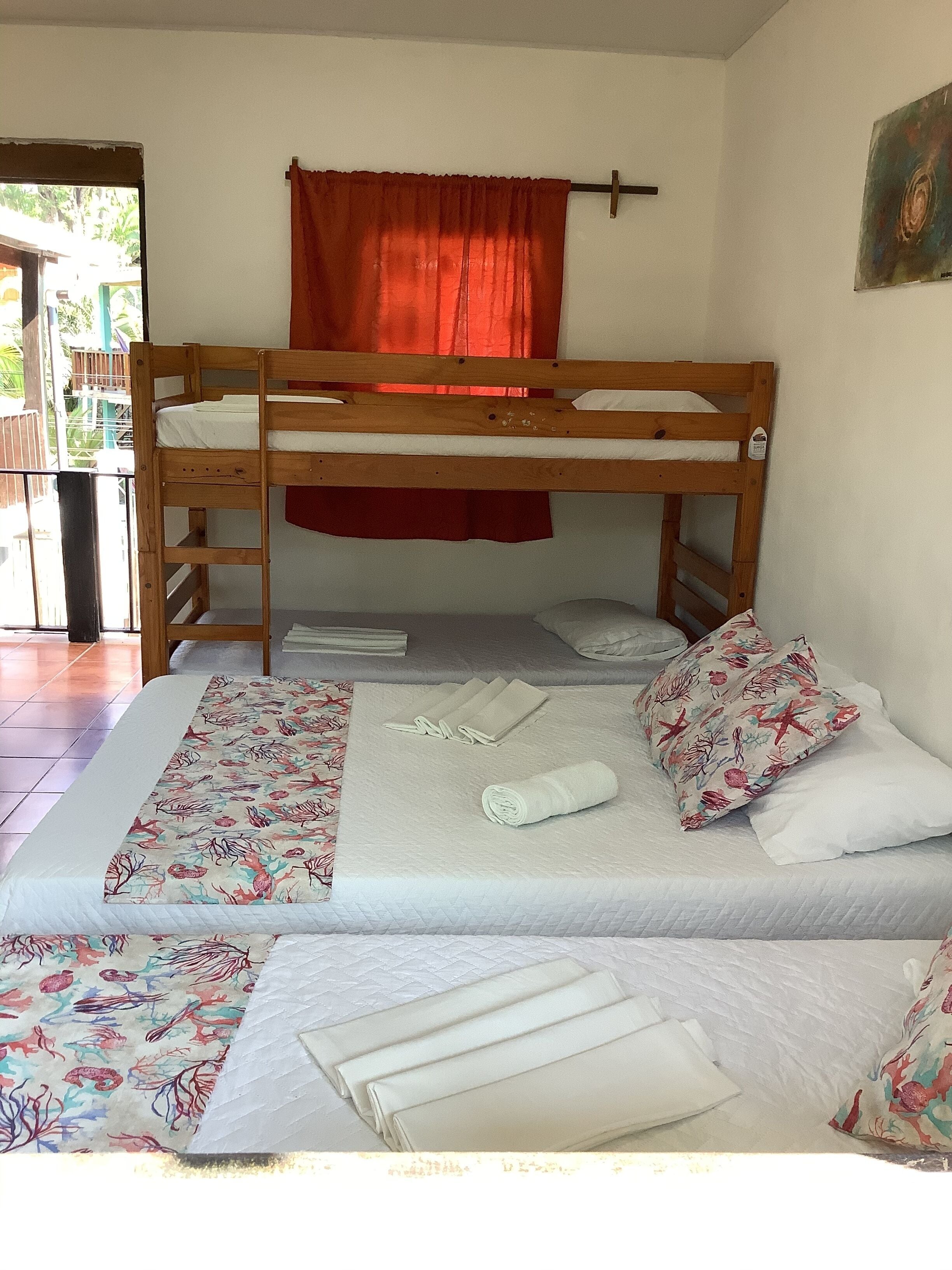 Tabla de planchar con plancha, wifi gratis y ropa de cama 